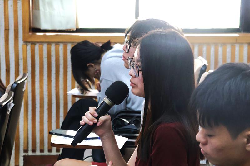 南大學生踴躍提問,與沈副主委深入交流,從對話中拓展兩岸議題思辨與公共參與視野。