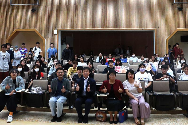 沈副主委與南大師生合影,透過博雅講座交流兩岸議題,拓展公共議題思辨與國際視野。