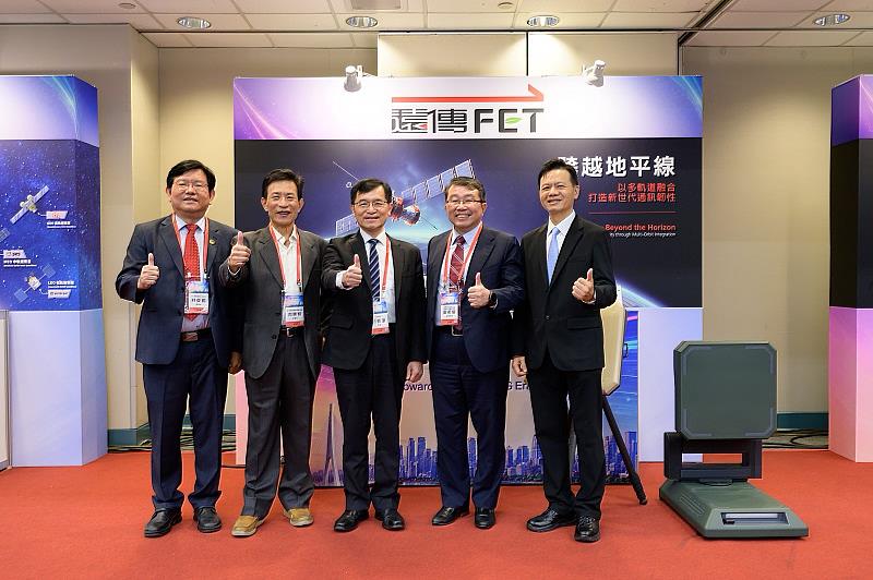 遠傳電信今（23）日參與首屆 「2026 6G Summit Taipei」論壇，經濟部政務次長何晉滄（中）與 6G產業論壇副會長林榮賜（左1）、副會長黃合淇（右1）、副秘書長周勝鄰（左2）蒞臨遠傳攤位指導，並由遠傳電信副總經理盧祖耀（右2）親自說明多軌道衛星發展願景。