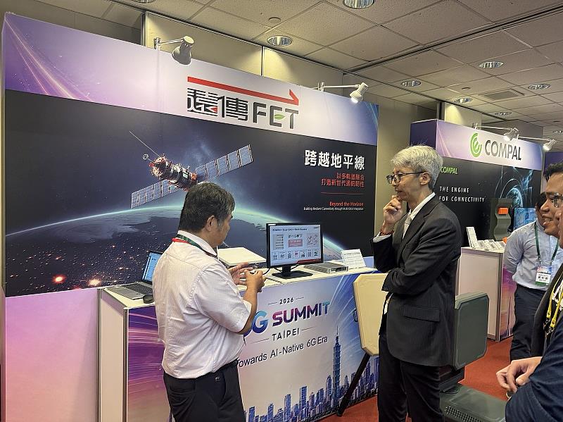 遠傳電信今（23）日參與首屆 「2026 6G Summit Taipei」論壇，並向與會專家介紹多軌道衛星通訊設備，展現遠傳投入次世代通訊生態的前瞻布局。