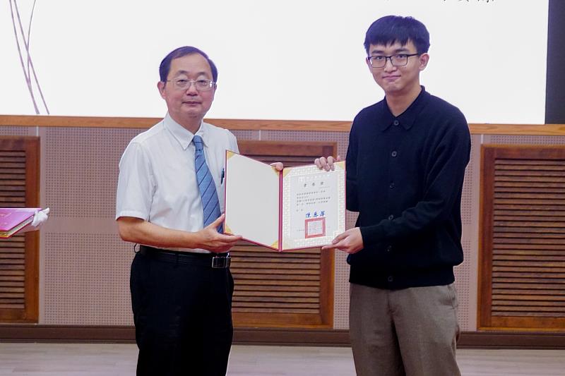 侯志正副校長頒獎表揚南大優秀學子，肯定跨域學習與多元發展成果，勉勵持續突破自我。