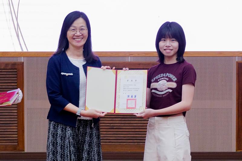 教務長林素微頒獎鼓勵南大優秀學子，肯定學生專業學習與跨域精進的亮眼表現。
