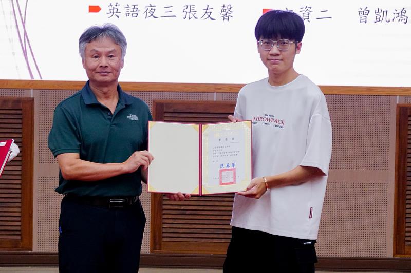 總務長陳耀宏頒獎表揚南大優秀學子，肯定其積極學習與卓越表現，展現南大人才培育成果。