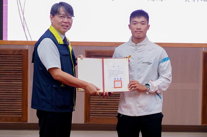 學務長白富升頒發獎項，肯定南大優秀學子的學習表現與努力成果，鼓勵持續精進、勇於追夢。