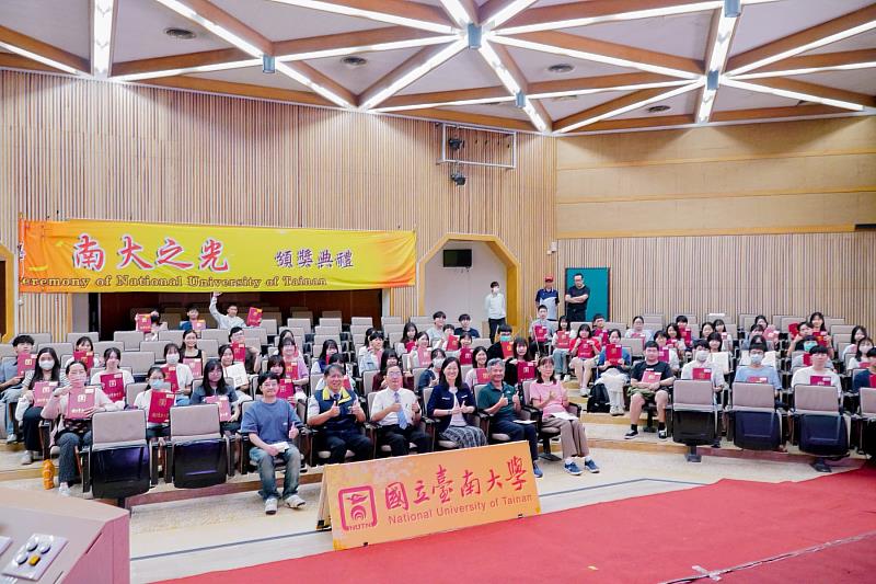 南大師生齊聚合影，見證優秀學子獲獎榮耀，展現校園鼓勵多元學習與卓越發展的成果。