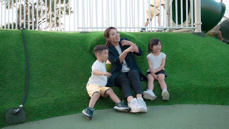 米粉寮公園遊戲場完工，高虹安市長與孩子們同樂。