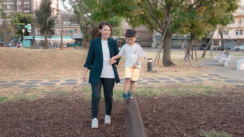 米粉寮公園遊戲場完工，高虹安市長與孩子們同樂。