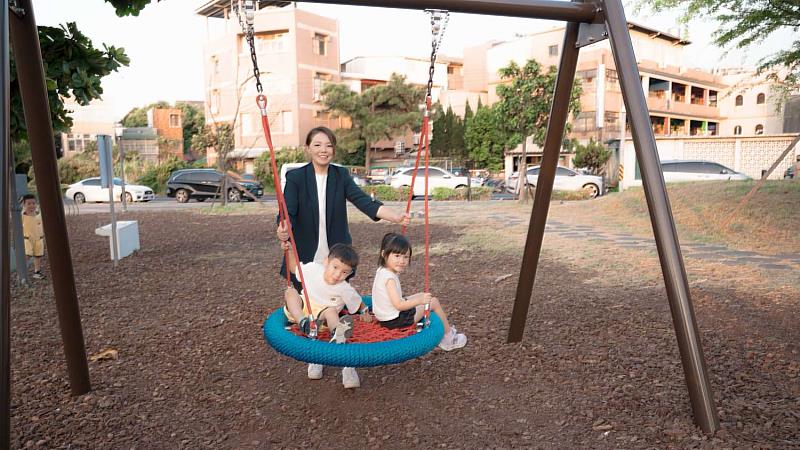 米粉寮公園遊戲場完工，高虹安市長與孩子們同樂。