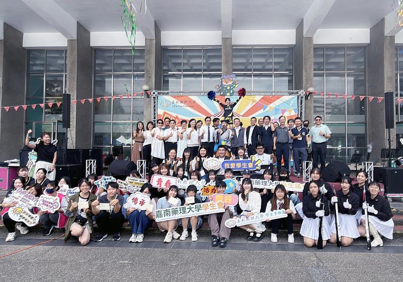 嘉藥舉辦「社團狂歡祭・玩出新天地」社團博覽會開幕典禮。