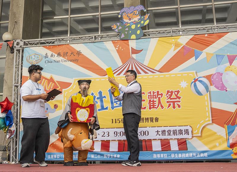 嘉藥校長張翊峰抽祝福籤筒祝福全校師生桃李滿園,人才爆棚;校運昌隆,好運不窮。