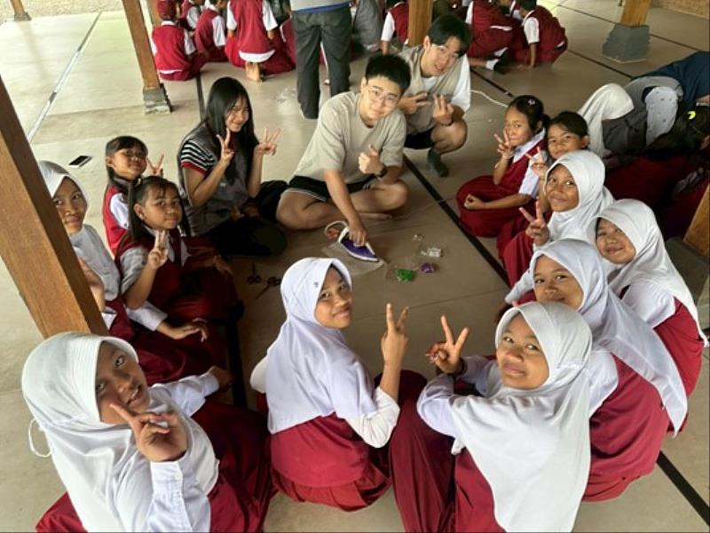 團隊帶領Pacet村的小學生進行垃圾分類宣導活動，透過廢棄瓶蓋吊飾DIY，讓學童在遊戲與實作中認識垃圾分類與資源再利用。