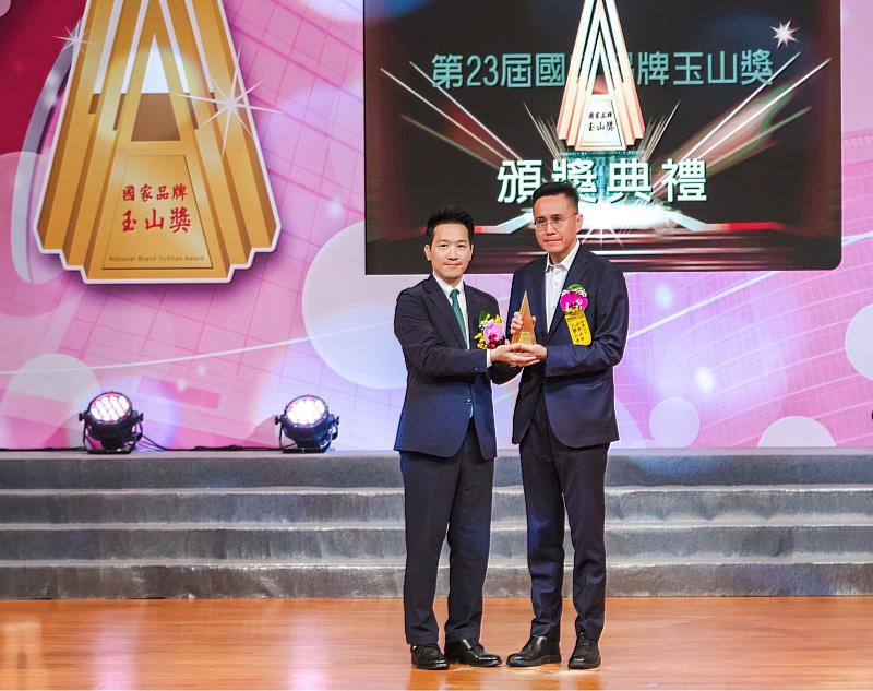 法巴人壽獲頒傑出企業,由林冠秀資深副總經理代表領獎。