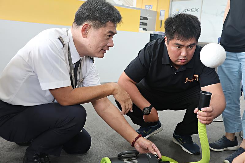 教官以實際操作,帶領庇護員工認識飛行原理。