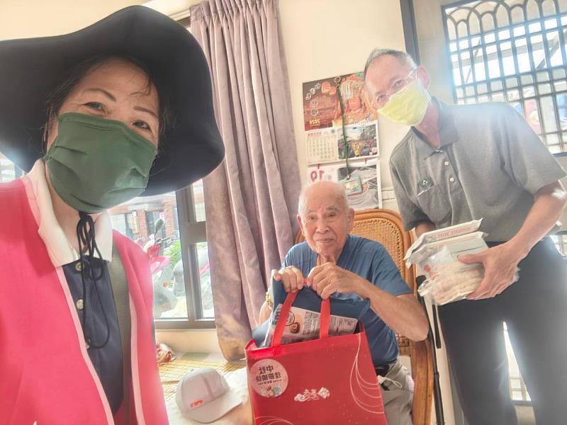 竹市府攜手12個獨居老人關懷志工團體及209位志工，陪伴388位獨居長者感受佳節溫暖。
