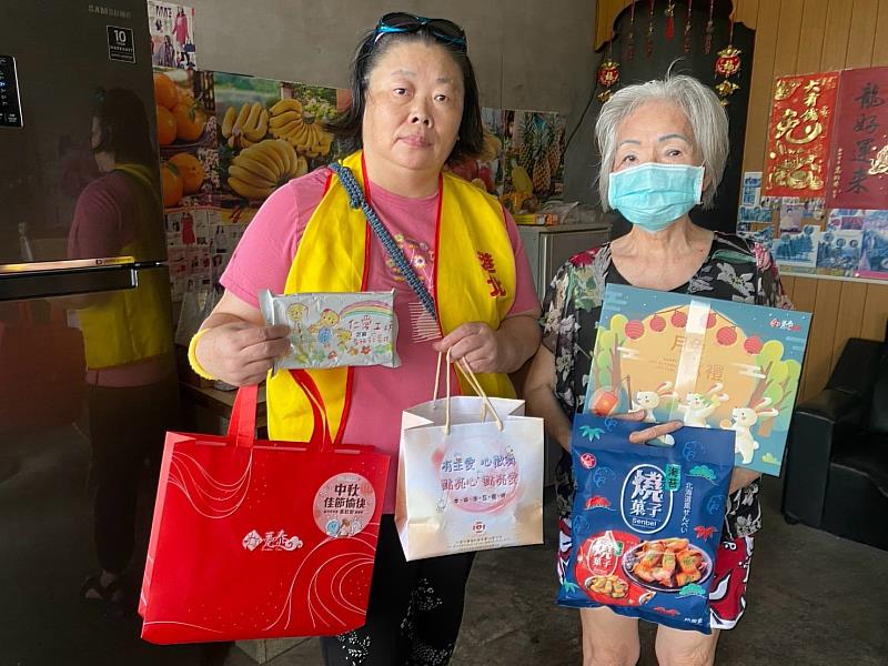 竹市府攜手12個獨居老人關懷志工團體及209位志工，陪伴388位獨居長者感受佳節溫暖。