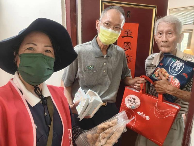 竹市府攜手12個獨居老人關懷志工團體及209位志工，陪伴388位獨居長者感受佳節溫暖。