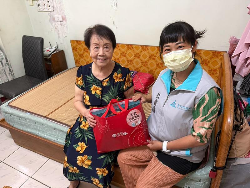 竹市府攜手12個獨居老人關懷志工團體及209位志工，陪伴388位獨居長者感受佳節溫暖。