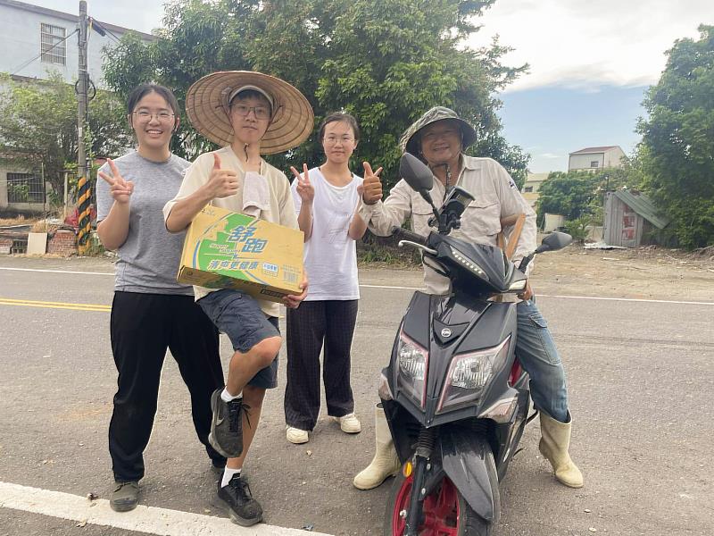 團隊7位大三學生與社區密切合作，圖為居民運送民生物資到現場。（圖／淡江大學提供）