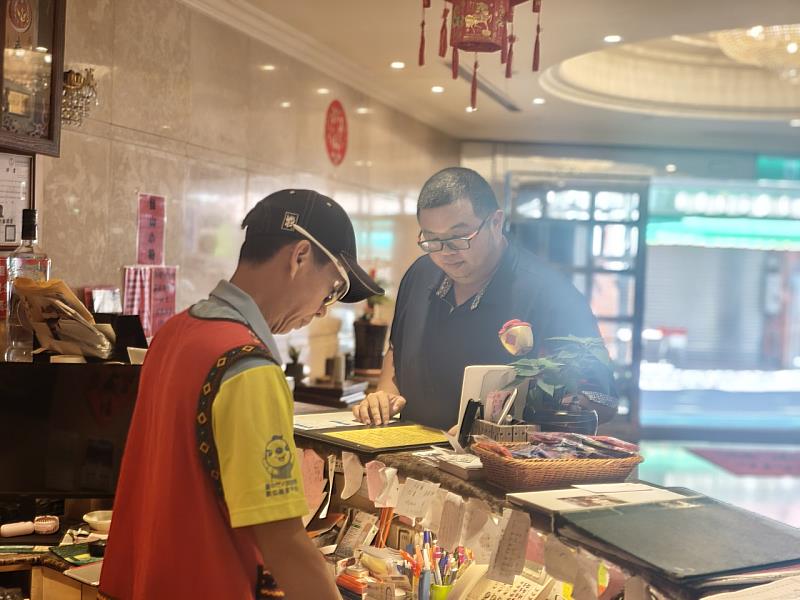透過職場學習及再適應計畫，離開工作崗位25年的老謝（左）順利重返職場。