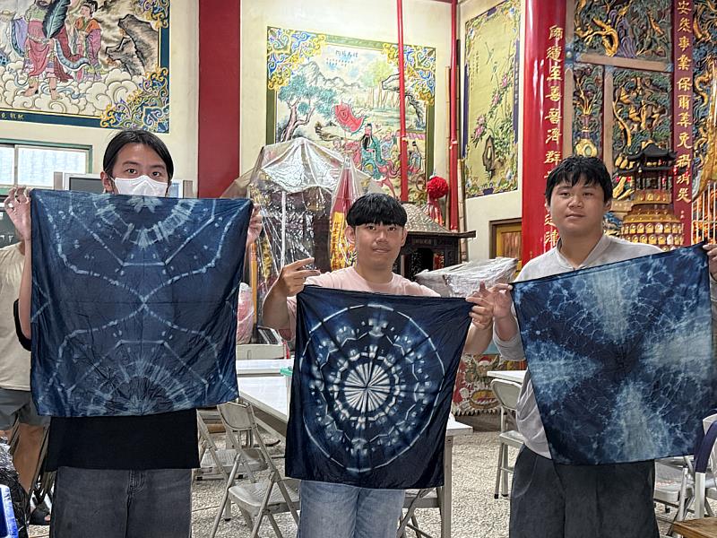 建築學系團隊參與社區活動，了解聚落有名的藍染布，加入設計元素，營造「家」的安心感。（圖／淡江大學提供）
