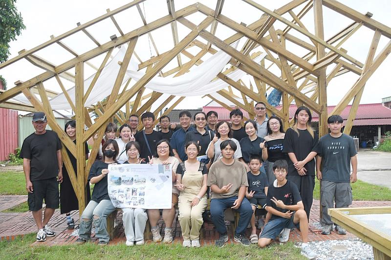 淡江大學建築學系「滾滾淡江東逝水」團隊與社區居民合影。(圖/淡江大學提供)