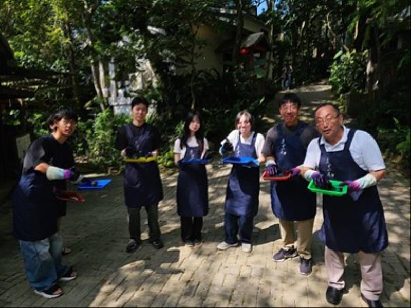 台日師生於卓也小屋參與藍染手作體驗。