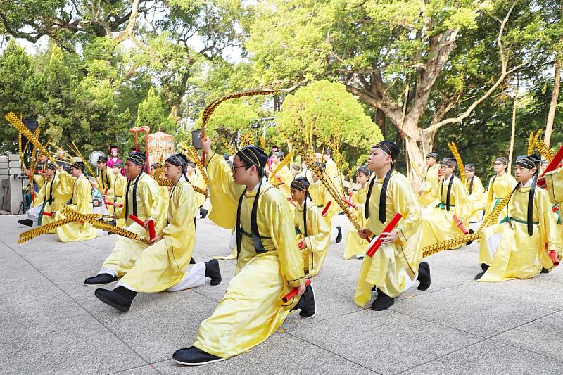 祭孔大典由蘭潭國中學生獻演六佾舞。