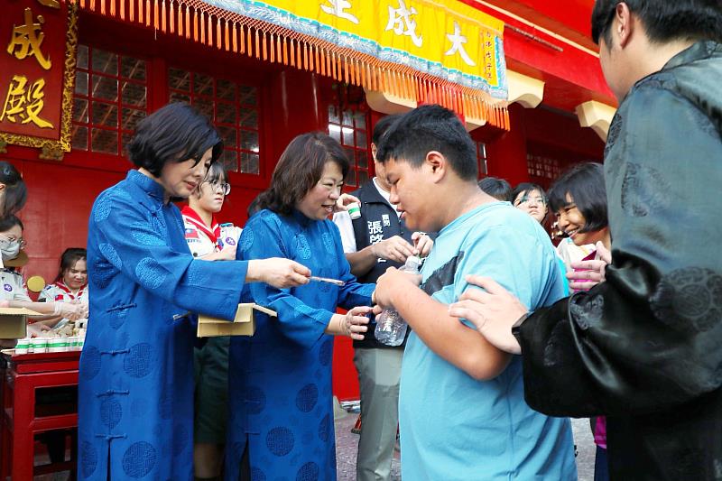 黃敏惠市長發送「智慧糕(太牢)」與「智慧筆」給在場的學子們。