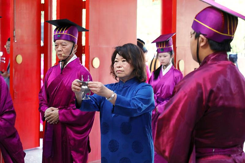 黃敏惠市長於祭孔大典上擔任正獻官。