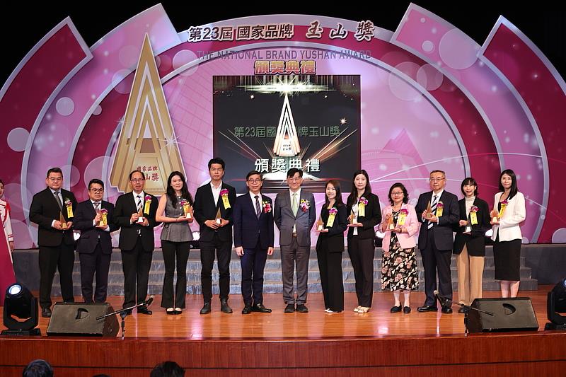 「優照護」總經理劉詩瀚與「最佳人氣品牌」獲獎企業代表,於第23屆國家品牌玉山獎頒獎典禮與主委鍾佳濱、董建宏次長合影。