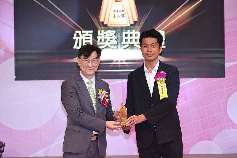 內政部政務次長董建宏(左)頒發玉山獎最佳人氣品牌,由優照護總經理劉詩瀚(右)受獎。