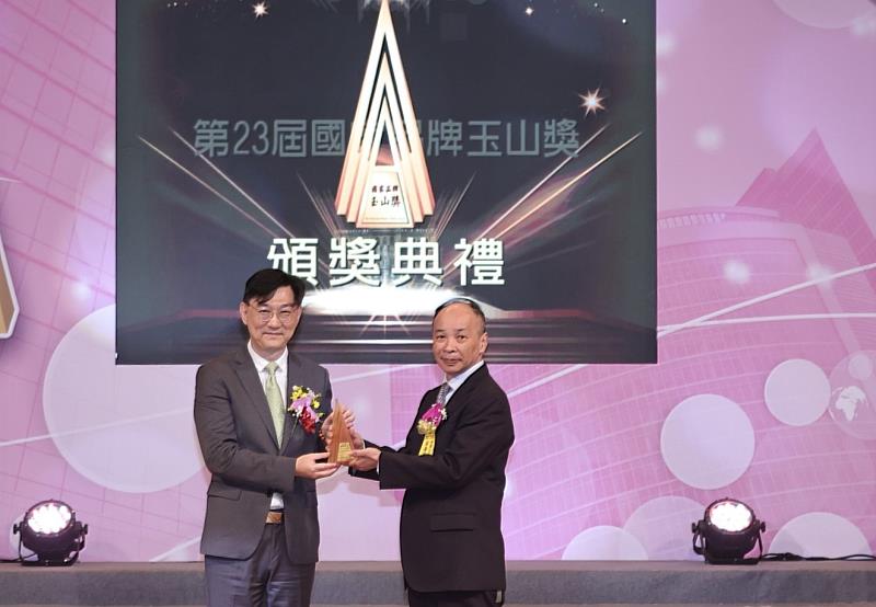 安泰銀行獲頒最佳人氣品牌獎,由副總經理蔡昱祺(右)代表領獎。