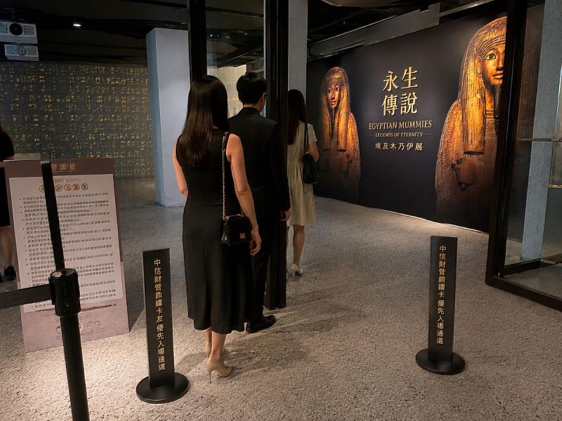 中國信託財管鼎鑽卡友享優先入場通道,現場刷卡購票或購買紀念品,再享特展限量筆記本專屬贈品。(時藝多媒體提供)
