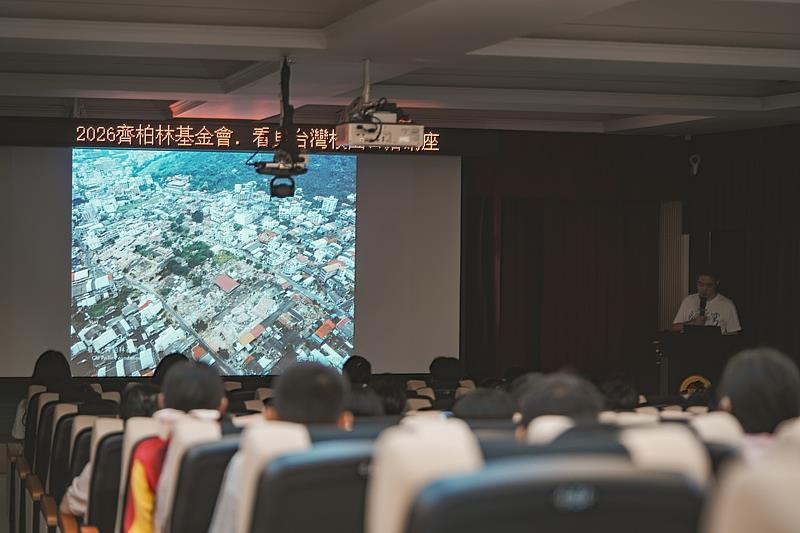 育林國小老師認為《看見台灣》影片呈現大面積的人造污染及地景變遷,讓學生看見平時難以抵達的環境現場。(看見.齊柏林基金會提供)