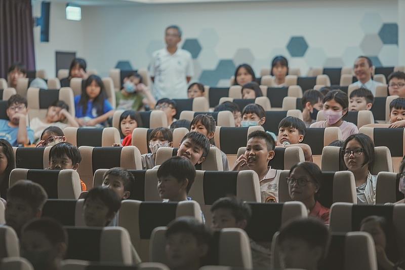 學生也在觀影後展現對環境議題的深刻自覺與行動,也從齊柏林導演身上學到以樂觀態度面對人生中的挫折。(看見.齊柏林基金會提供)
