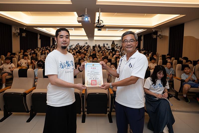 育林國小頒發感謝狀,答謝基金會董事齊廷洹(左)親自帶領孩子重溫經典。(看見.齊柏林基金會提供)
