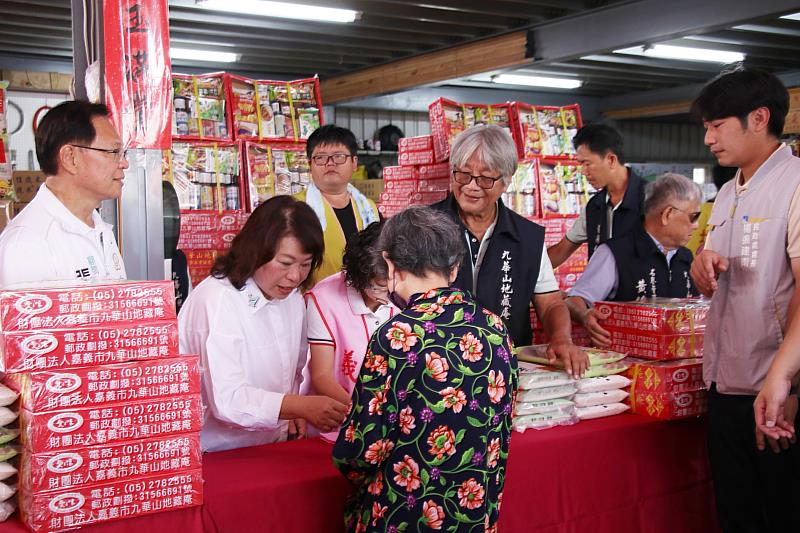 黃敏惠市長參與贊普品發放 一同渡過暖心中秋