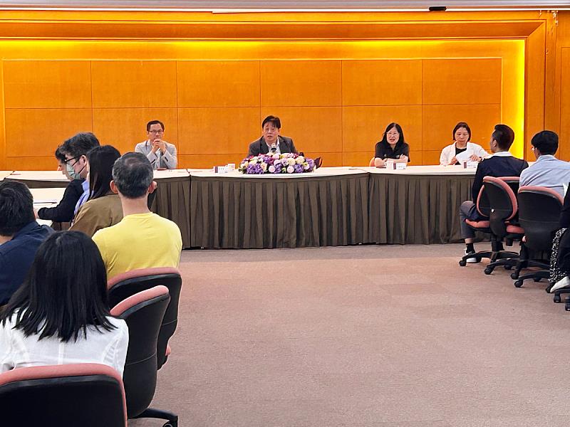 王子奇校長勉勵新進教師發揮專業所長,在教學、研究與學生培育工作上累積成果。