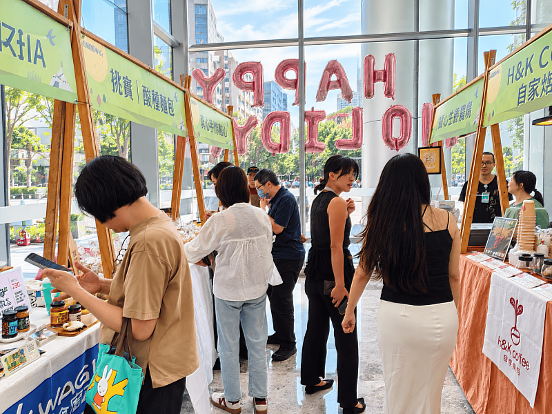 臺北大巨蛋園區「巨蛋國際中心」推出「中秋綠色市集」,精選7家臺灣在地特色品牌。