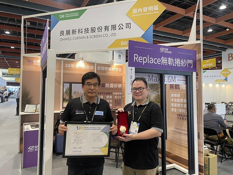 資管系產學共創研發新成果,羅仕堂老師(左)與良展新公司北區業務資深業務專員黃立心(右)於展場合影。