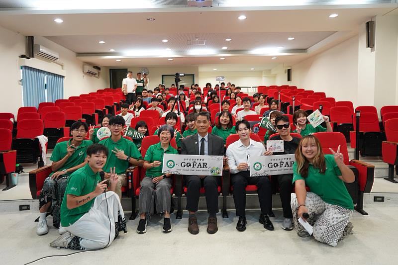 GOFAR 團隊全體成員及現場師生合影留念。
