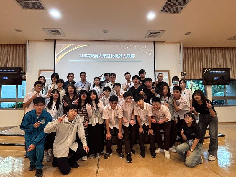 圖五、蘇明祥主任、評審委員與獲獎團隊合影留念，共同見證競賽成果。