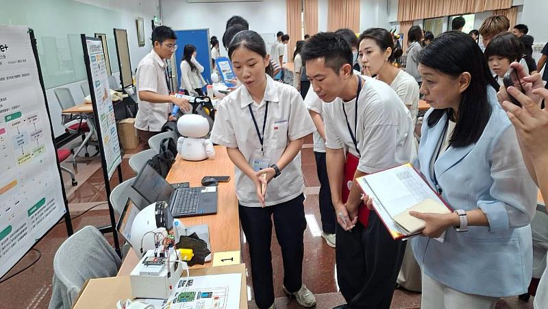 圖二、評審委員專注聆聽參賽隊伍簡報，並觀摩凱比機器人實機展演。