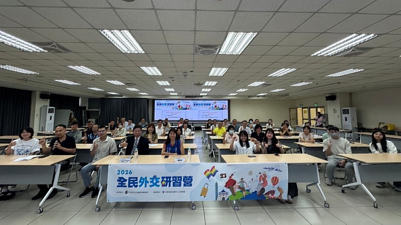 賴公使（左4）與雲林縣政府學員合影。