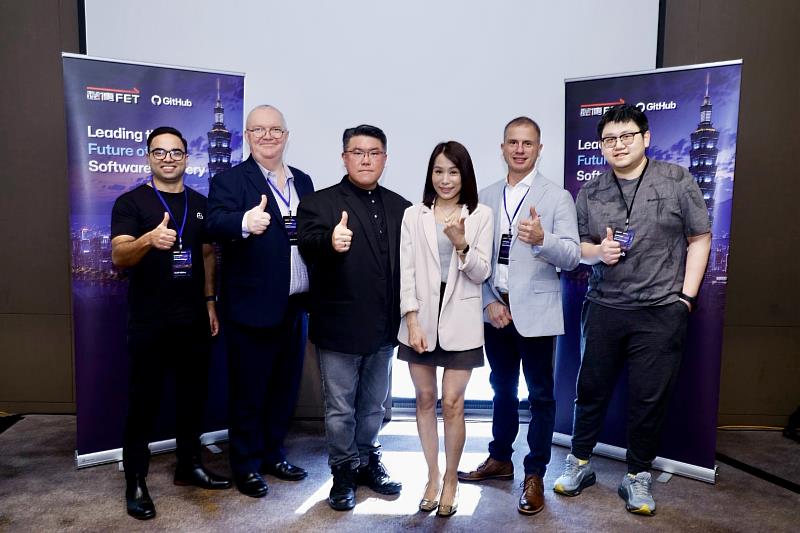 遠傳電信今日宣布深化與國際AI開發應用大廠GitHub的策略合作，成為全台首家取得GitHub AI開發顧問資格的企業，由遠傳資訊長胡德民（左3）帶領「遠傳AI開發顧問團隊」，並攜手GitHub亞太總部發展總經理Sunil Mishra（左1）、技術服務總經理Anthony Borton（左2）、企業事業總經理Jason Leonidas（右2）、資深解決方案架構師Joshua Feng（右1），與台灣微軟大型企業商務事業群總經理李倩（右3），一同提供在地企業完整的AI驅動開發方案。