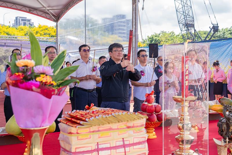 台電今（24）日舉行「松湖超高壓變電所暨多目標大樓開工祈福典禮」，由台電董事長曾文生率台電主管同仁與施工團隊共同祈求工程順利。