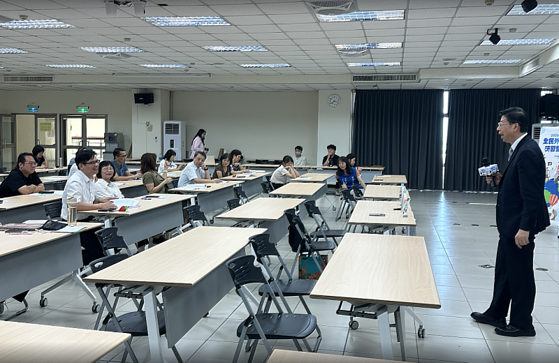 外交學院賴維中公使（右）與學員互動。