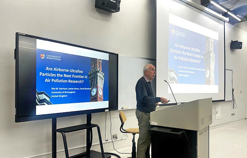 中國醫藥大學日前邀請英國伯明罕大學教授、英國皇家學會院士Roy M. Harrison蒞校演講,帶領師生從PM2.5一路看向更細微的超細懸浮微粒(PM0.1),思考未來空氣品質與公共衛生的新挑戰。