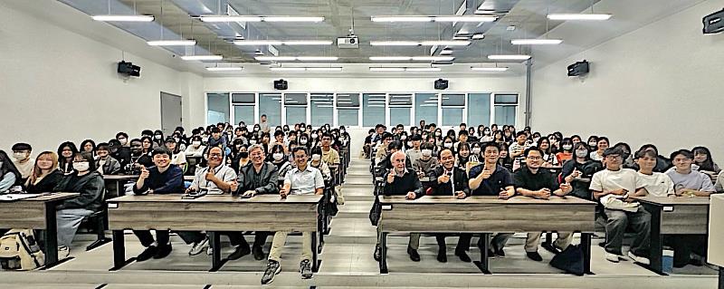 中國醫藥大學公共衛生學院師生與英國伯明罕大學教授、英國皇家學會院士Roy M. Harrison合影。