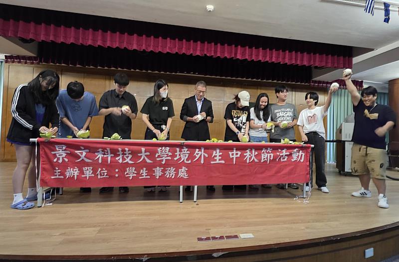 各國僑生PK撥柚子大賽